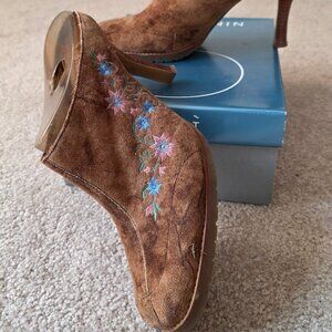 Nine West fabric clogs, size 10